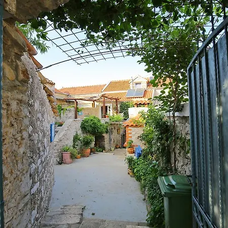 Zola Villa